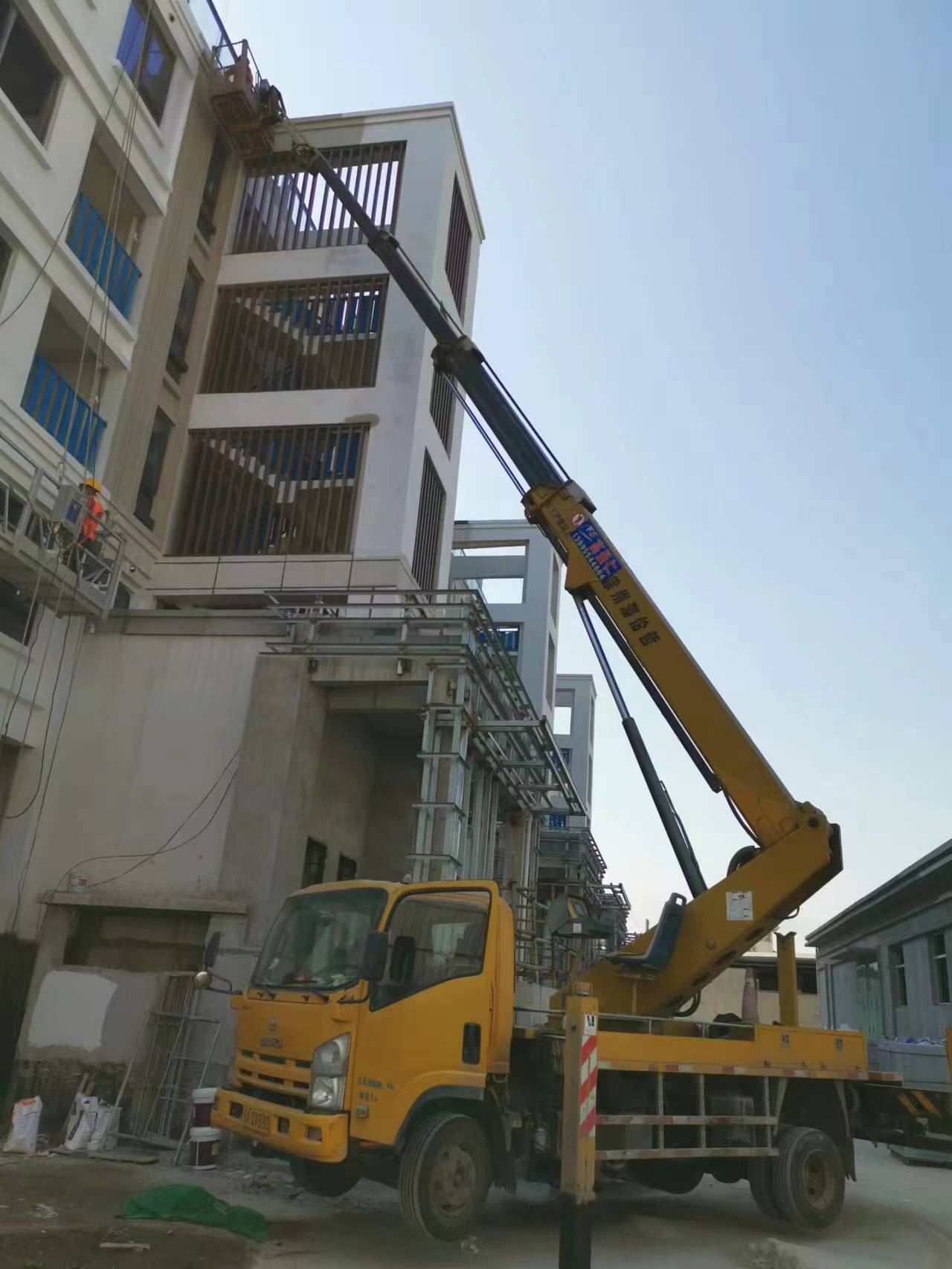 24米直臂式帶吊籃登高車(chē)
