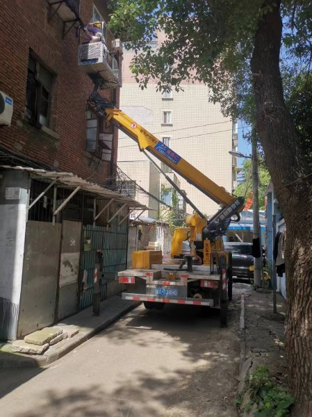 折臂式高空車(chē)外墻作業(yè)現(xiàn)場(chǎng)