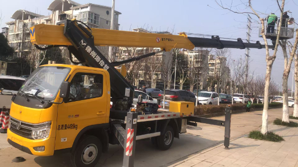 18米登高車(chē)載人休路燈施工現(xiàn)場(chǎng)