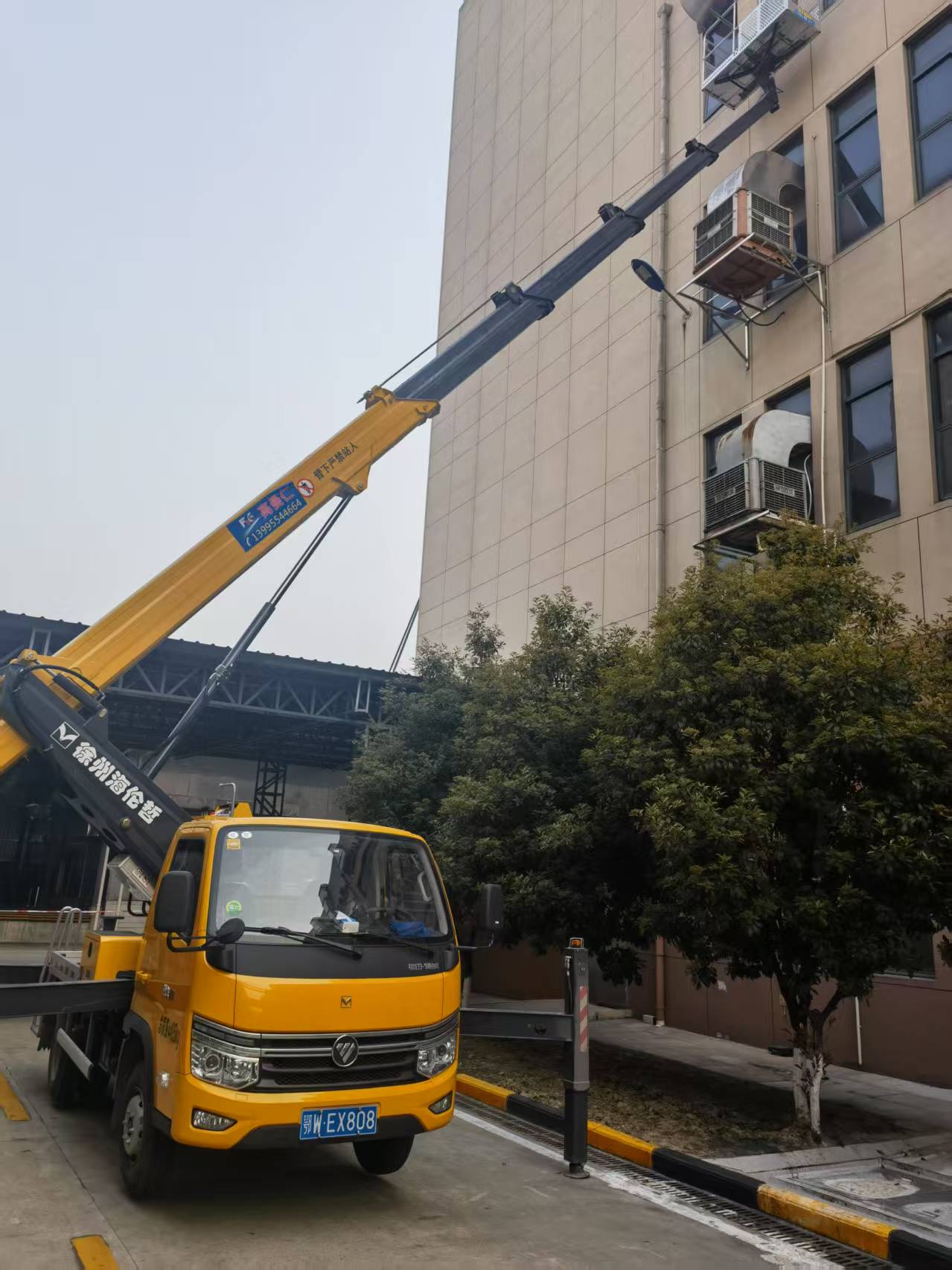 18米登高車(chē)工業(yè)園區(qū)檢修線(xiàn)路施工現(xiàn)場(chǎng)