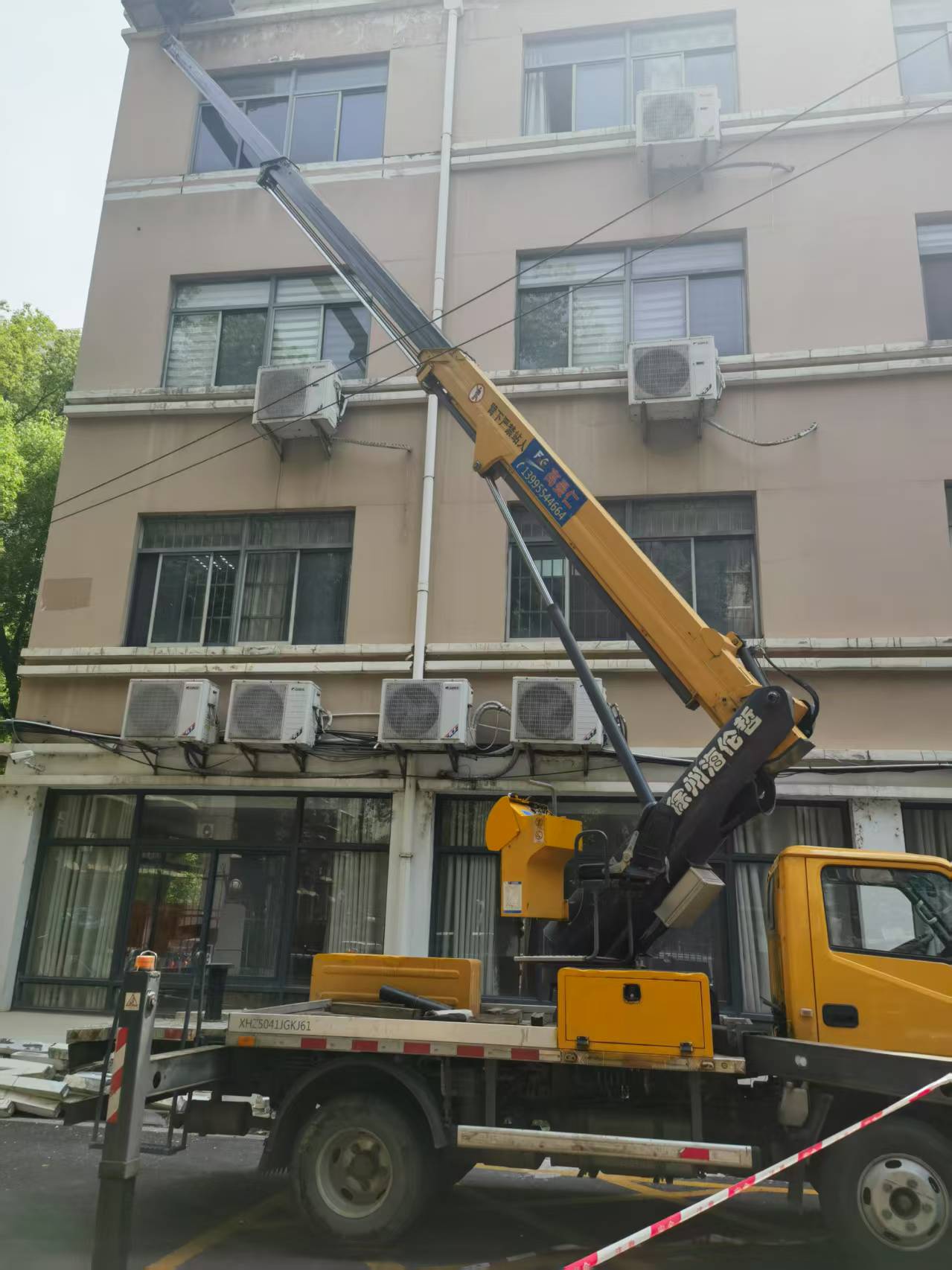 22米直臂登高車(chē)安裝玻璃窗戶(hù)施工現(xiàn)場(chǎng)